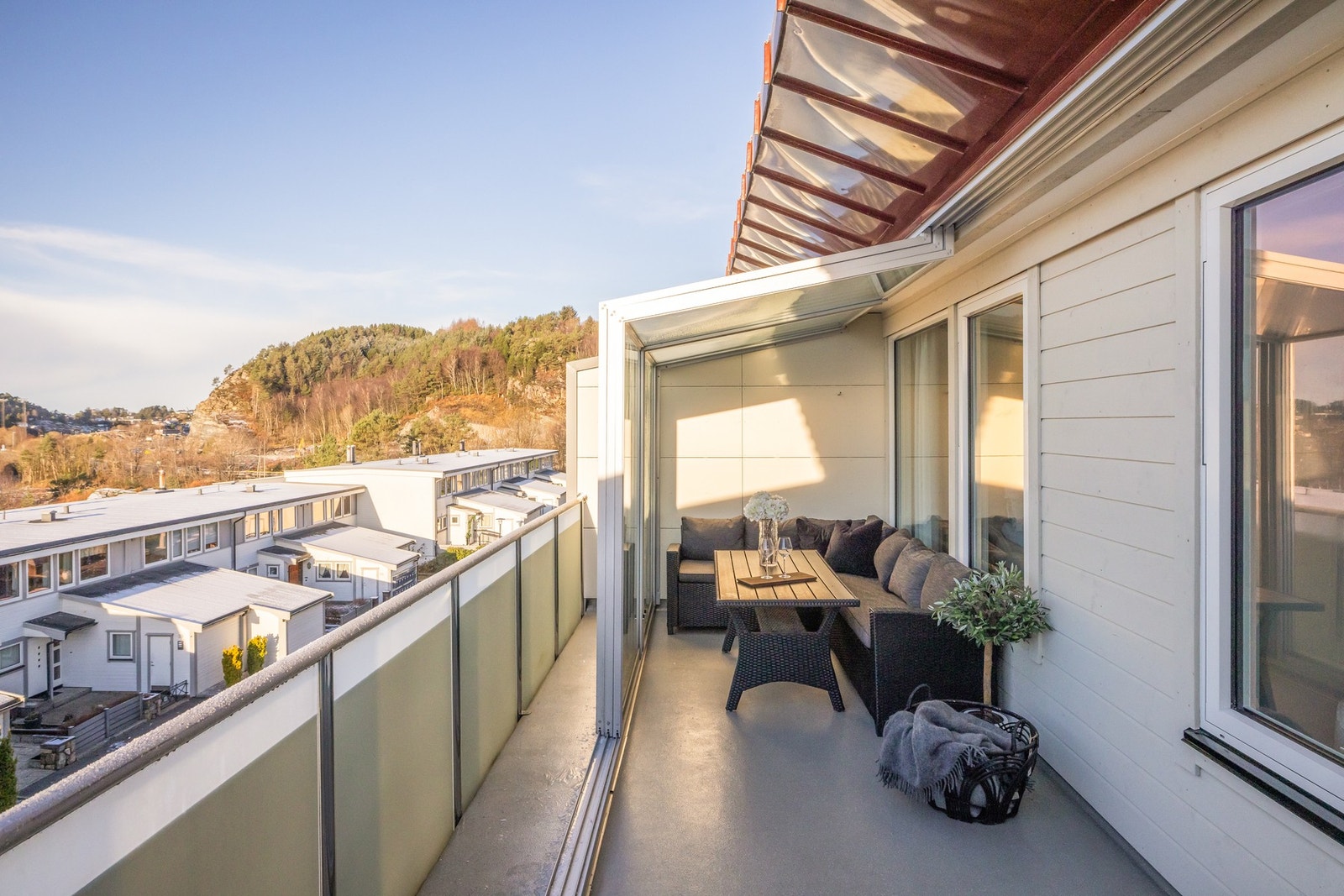 Praktisk innglasset balkong som kan benyttes store deler av året. Galleribilde