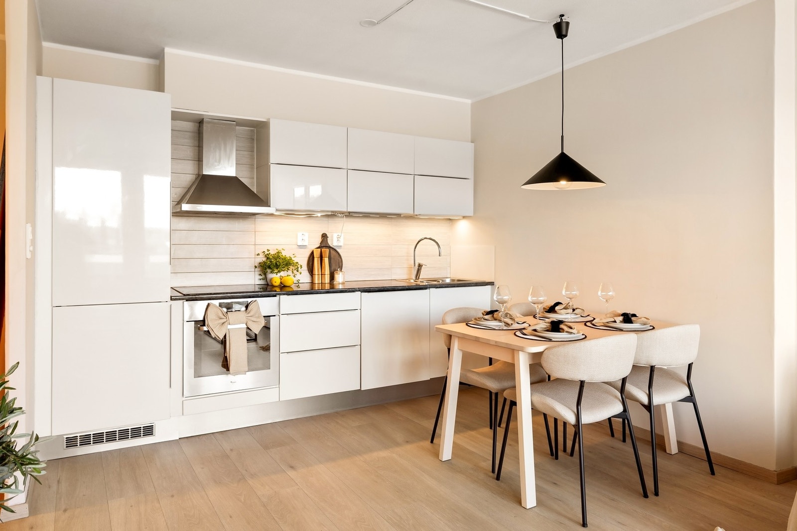 Kjøkkenet er innredet med slette fronter og laminert benkeplate Galleribilde