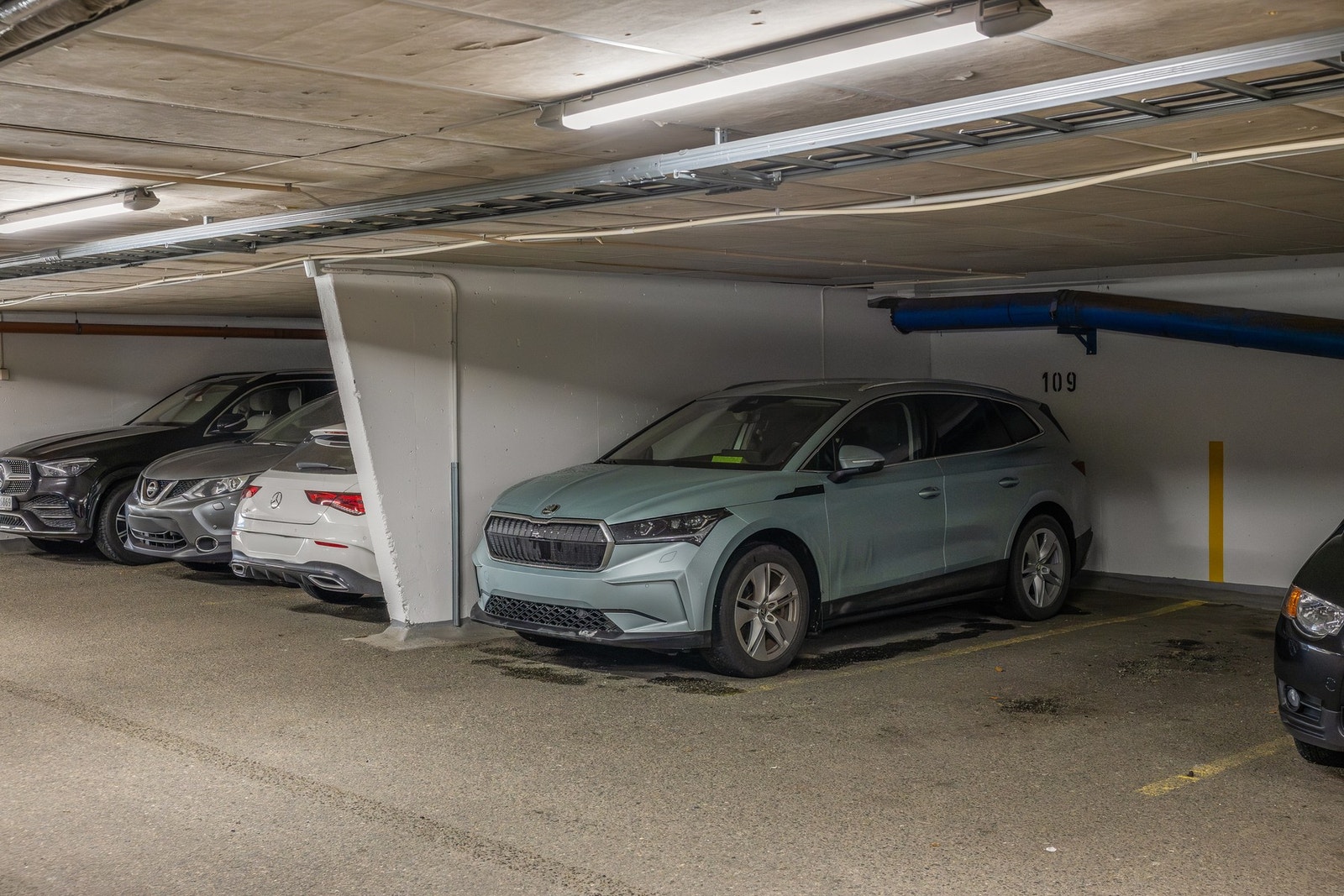 Parkering med lader til elbil. Galleribilde