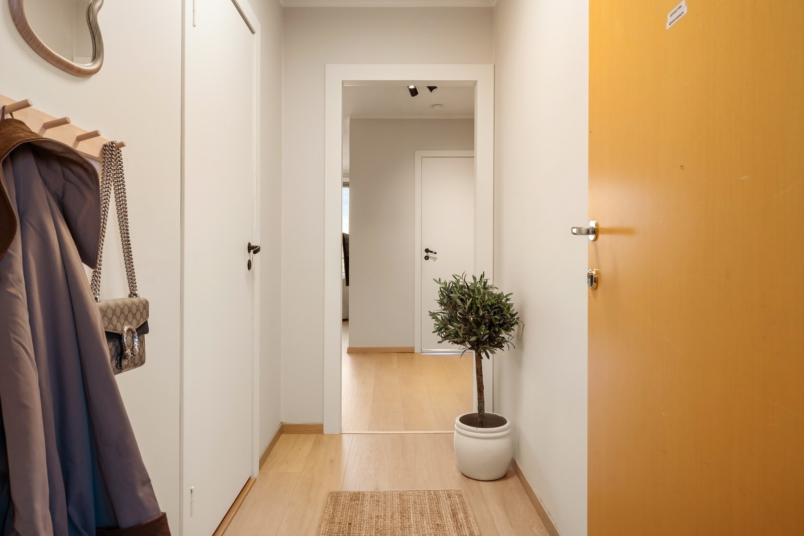 Velkommen inn! Like ved inngangen finner man en praktisk bod som i dag brukes til oppbevaring av yttertøy. Galleribilde