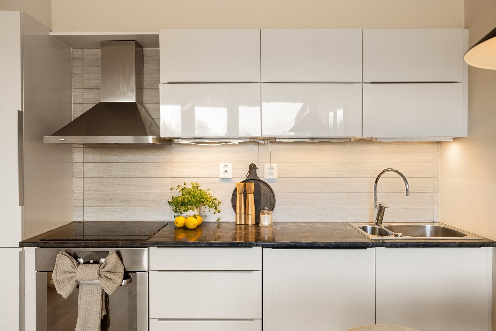 Utstyrt med kombiskap, stekeovn, platetopp, vegghengt ventilator og oppvaskmaskin Galleribilde