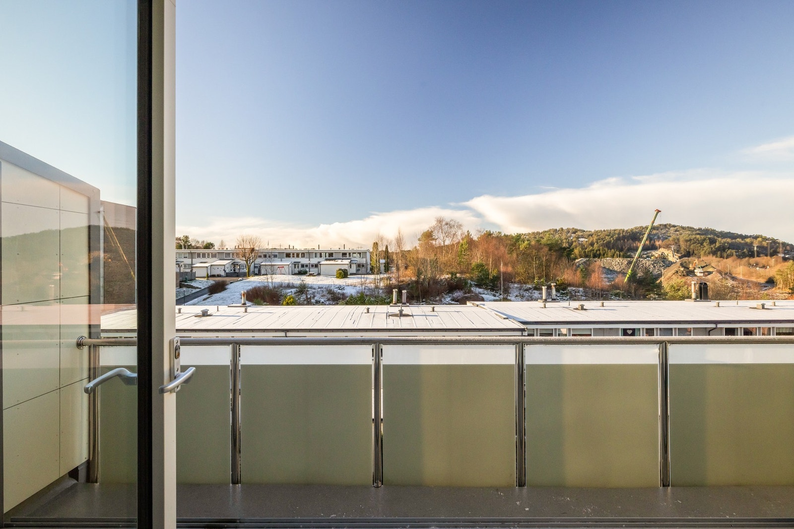 Balkongen er vestvendt og byr på svært gode solforhold! Galleribilde