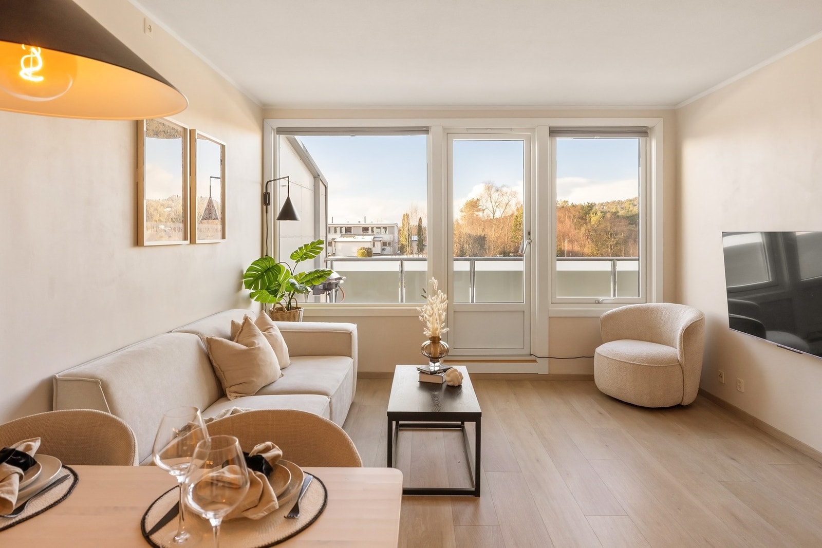 Fra stuen har man utgang til innglasset balkong som måler 14,7 m² Galleribilde