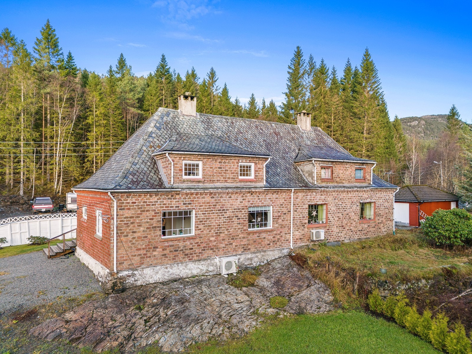 Eiendommen er betydelig oppgradert de siste årene, blant annet med nytt tak og omlegging av de opprinnelige skiferhellene. Galleribilde