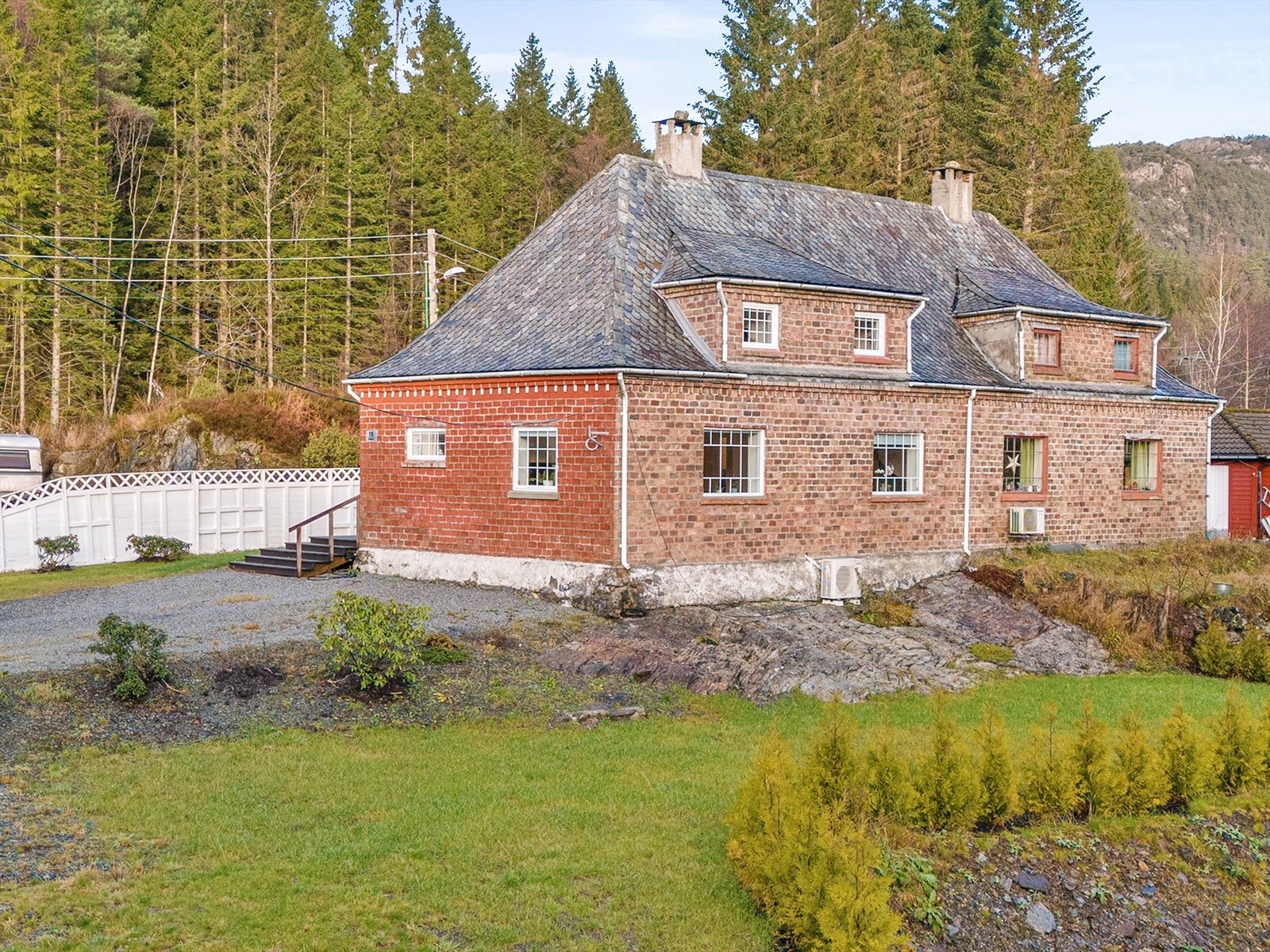 Særpreget halvpart av murvilla - med solrike uteplasser! Galleribilde