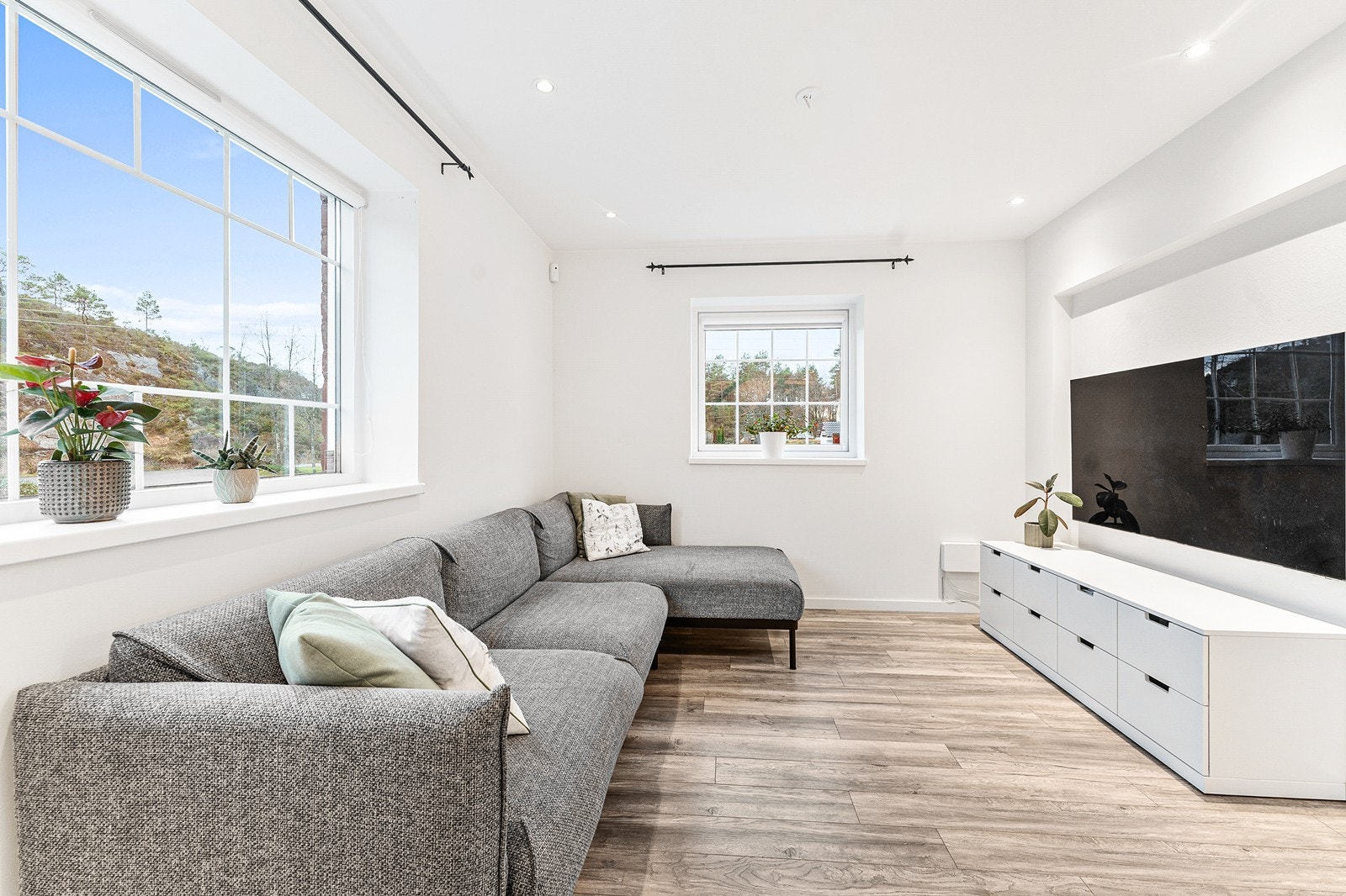 Her er det laminatgulv, lysmalte vegger, spotter i himlingen og varmepumpe Galleribilde