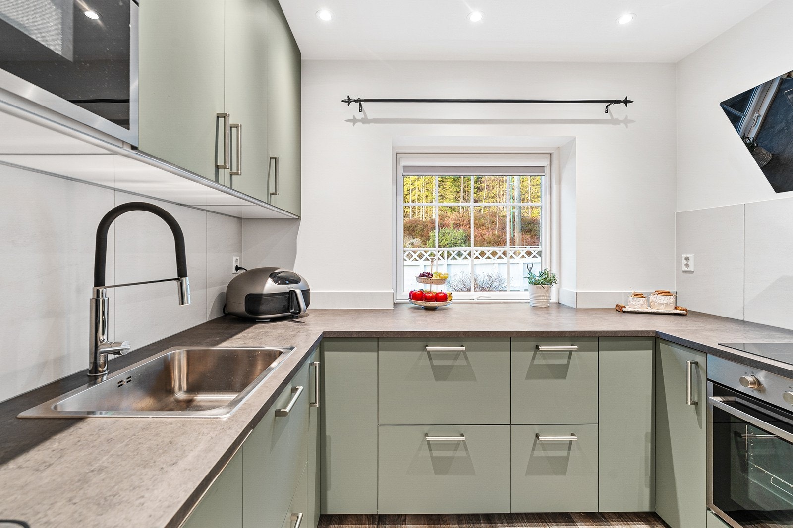 Her er det rikelig med skap- og benkeplass Galleribilde