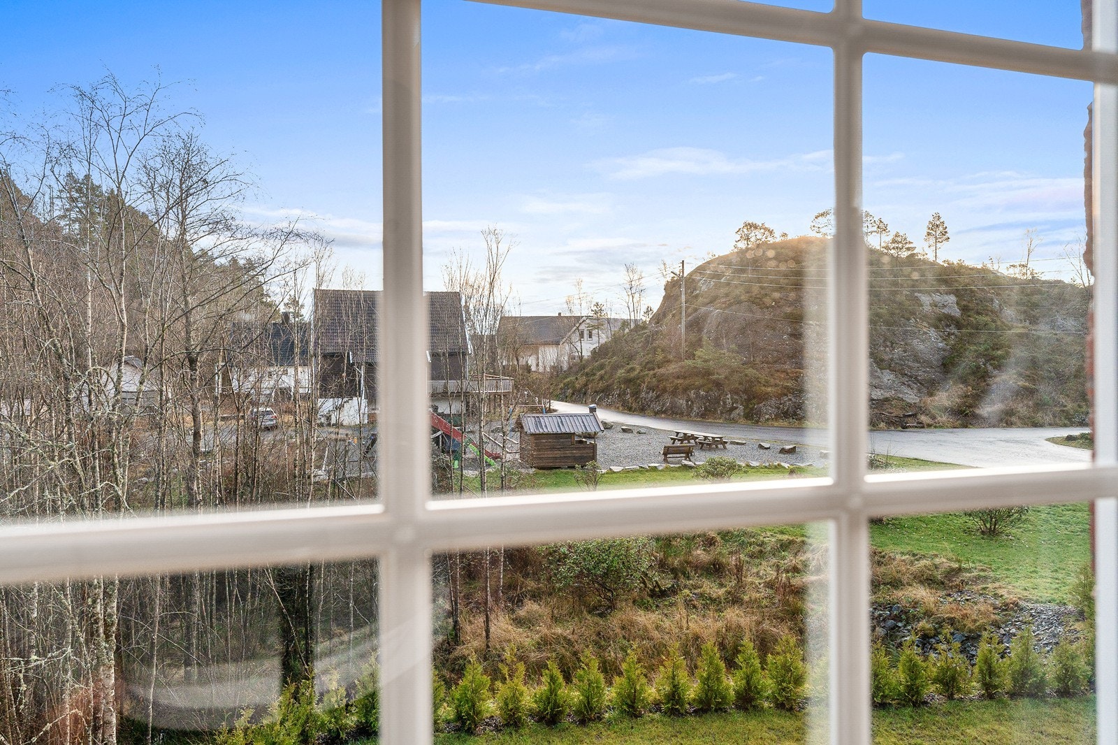 Utsikt mot lekeplass og grøntområde fra boligens vindu. Galleribilde