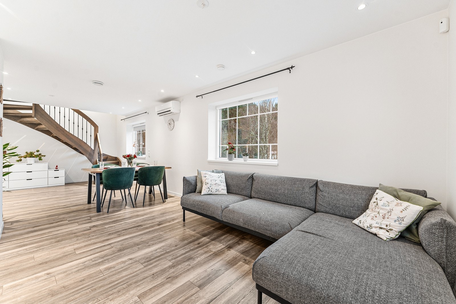 Boligen ble totalrenovert innvendig med nye overflater (gulv, vegger og tak), ny innvendig trapp, to nye bad, vaskerom og nytt kjøkken Galleribilde