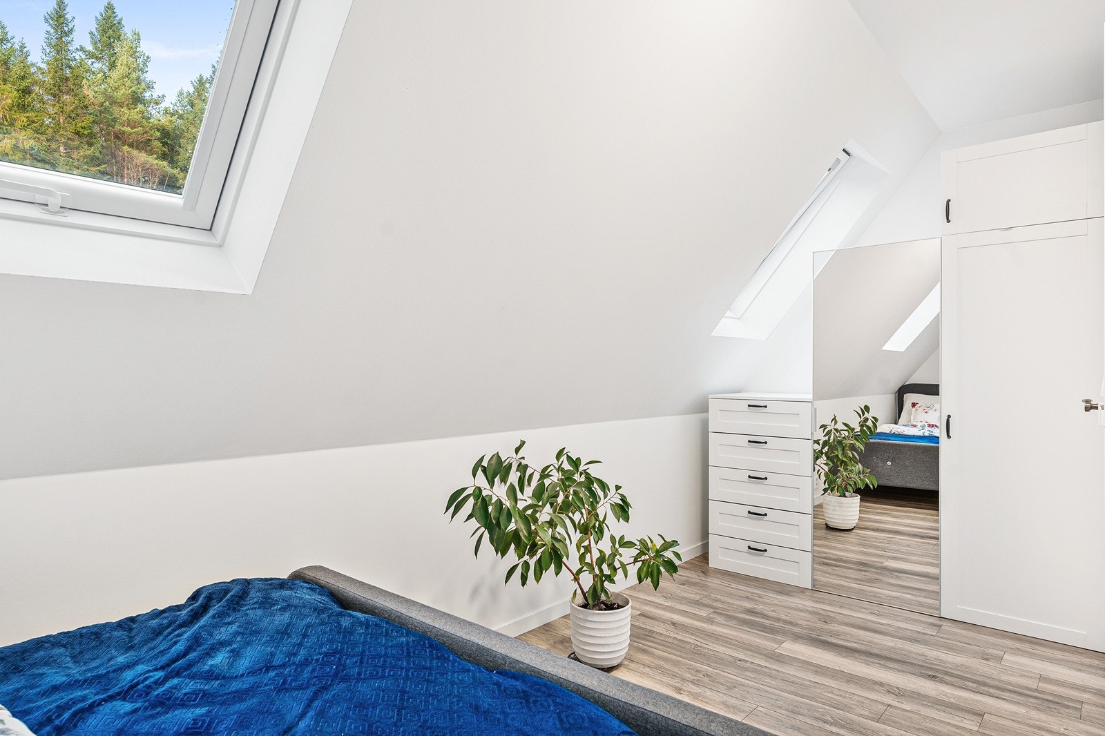 Det er tre soverom i loftetasjen. Alle ligger praktisk plassert. Galleribilde