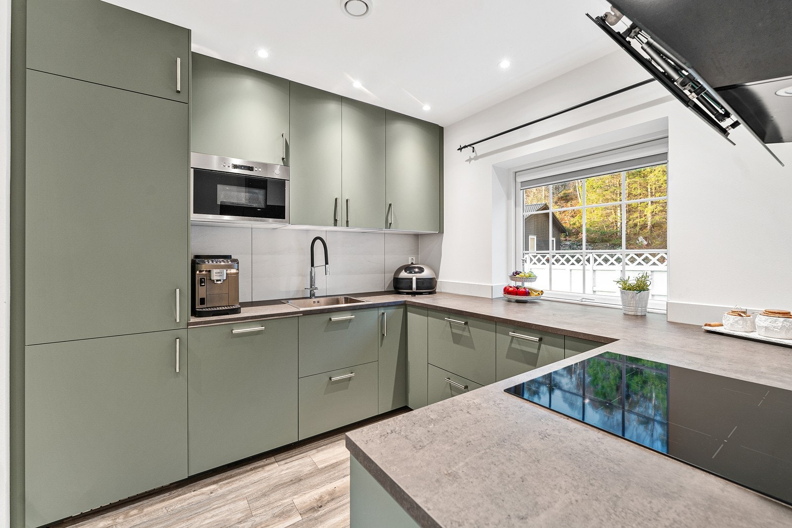 Kjøkkenet er fra 2021 med slette fronter, benkeplate i laminat med nedsenket vask med et greps blandebatteri Galleribilde