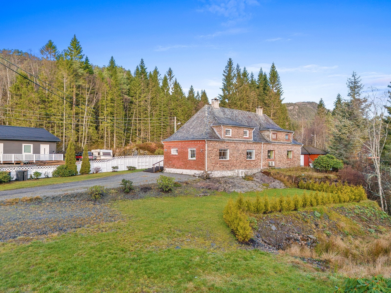 Særpreget halvpart av murvilla - med solrike uteplasser! Galleribilde