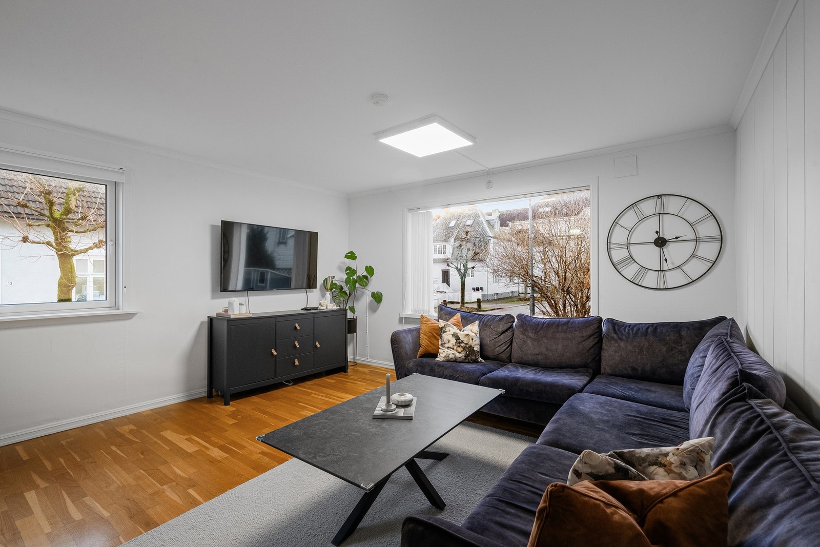 Store vindusflater slipper inn godt med lys Galleribilde