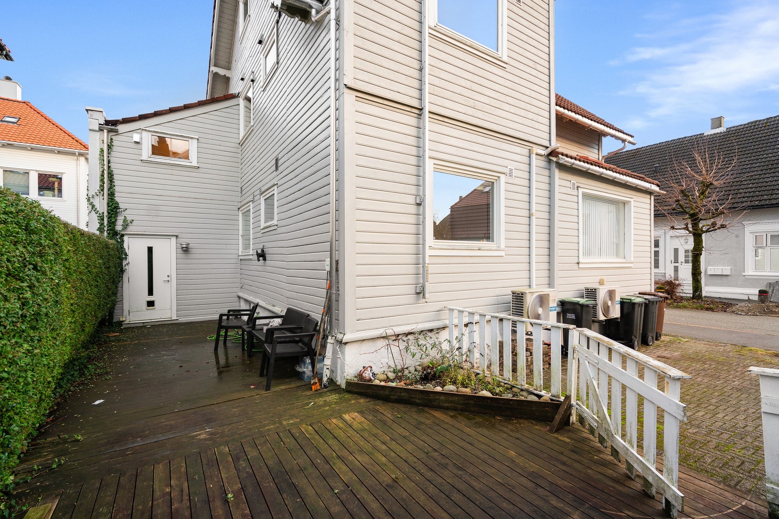 Solrik sørvest-vendt terrasse. Parkering på tomten. Galleribilde