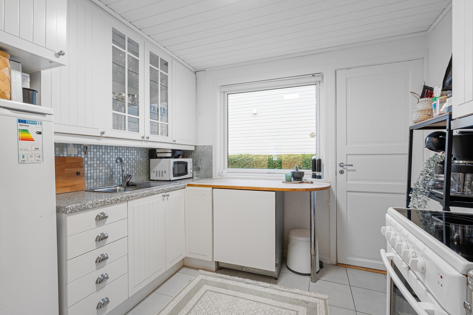 Fra kjøkkenet er det bakgang/biinngang og trapp til kjeller Galleribilde