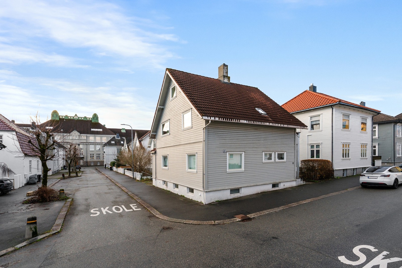 Luftig rundt boligen, uten naboer tett på. Like ved skoler og barnehager. Galleribilde