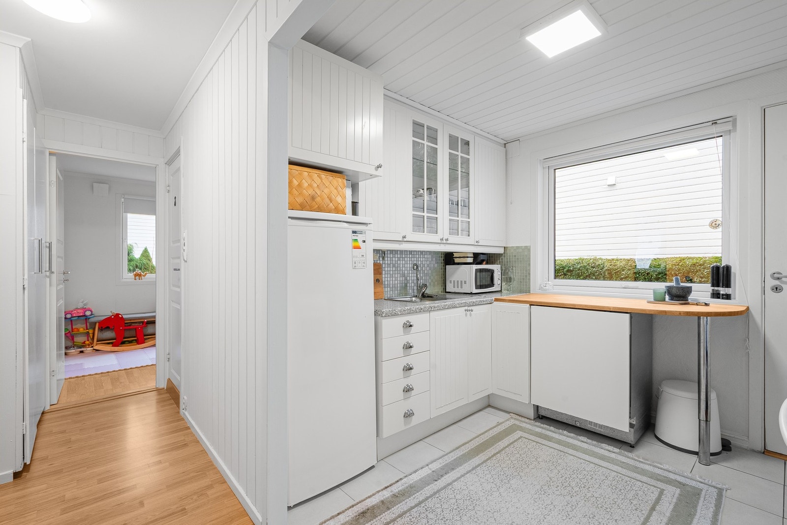 Kjøkken med vindu mot terrassen Galleribilde