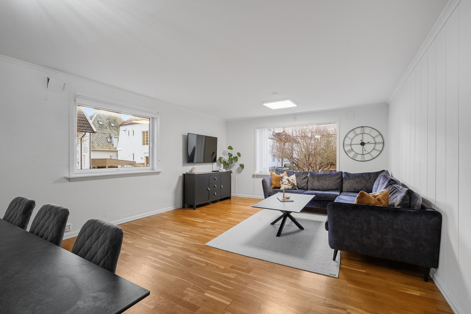 Lys og rommelig stue/spisestue Galleribilde