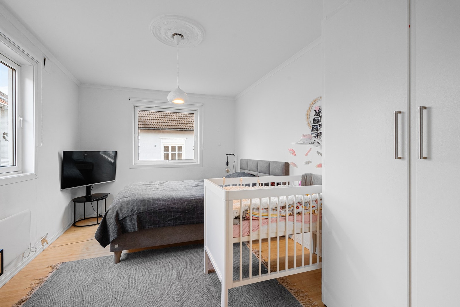 Rommelig soverom med garderobe Galleribilde