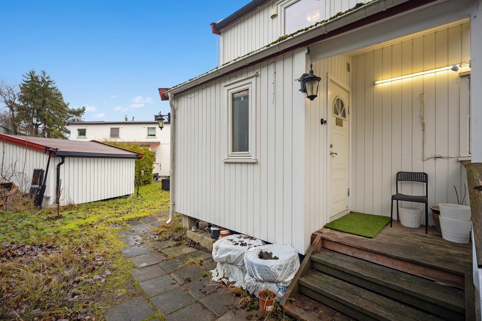 Barnehager, skoler, kjøpesenter og T-banestasjon ligger innenfor svært kort gangavstand fra boligen. Galleribilde