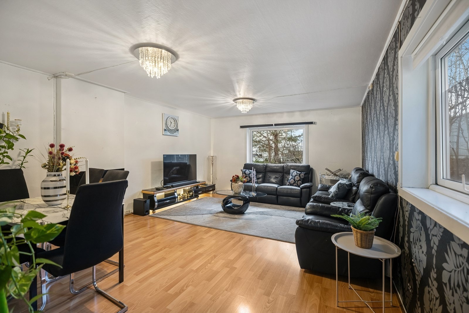 Første etasje inneholder stue, kjøkken, entré og toalettrom. Galleribilde