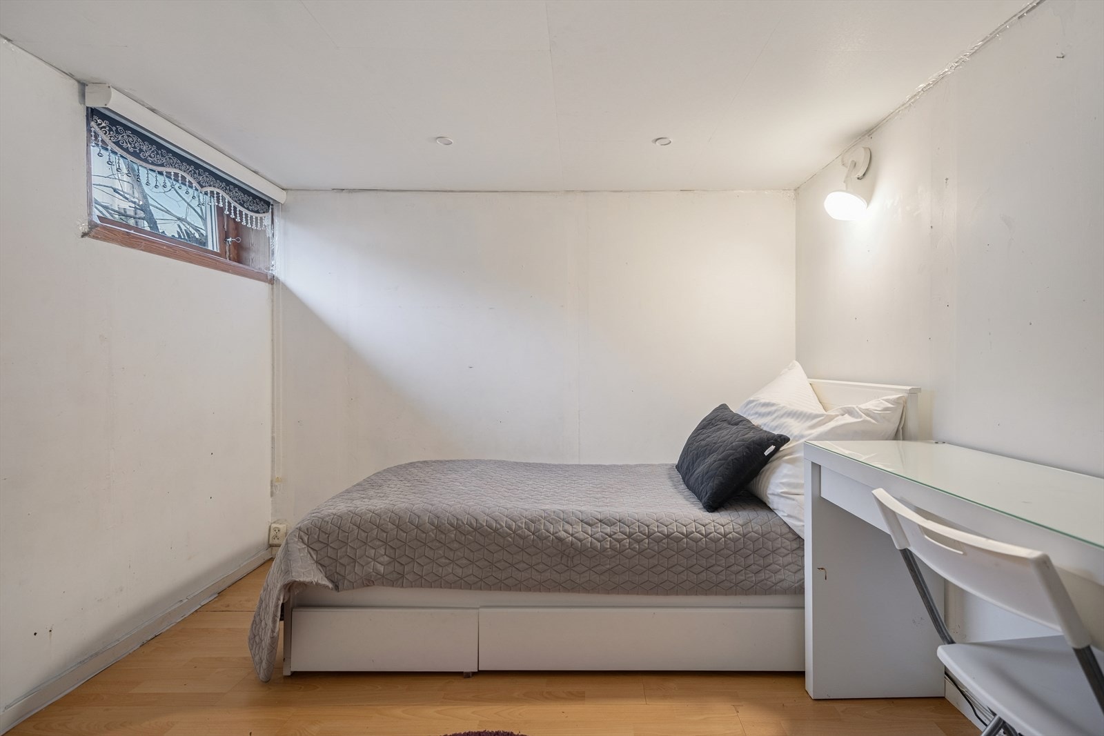 Rom i kjeller som er innredet og brukt som soverom tilfredsstiller ikke kravene til rom for varlig opphold, rommene er i tillegg angitt som kjeller/bod på bygningstegninger. Galleribilde