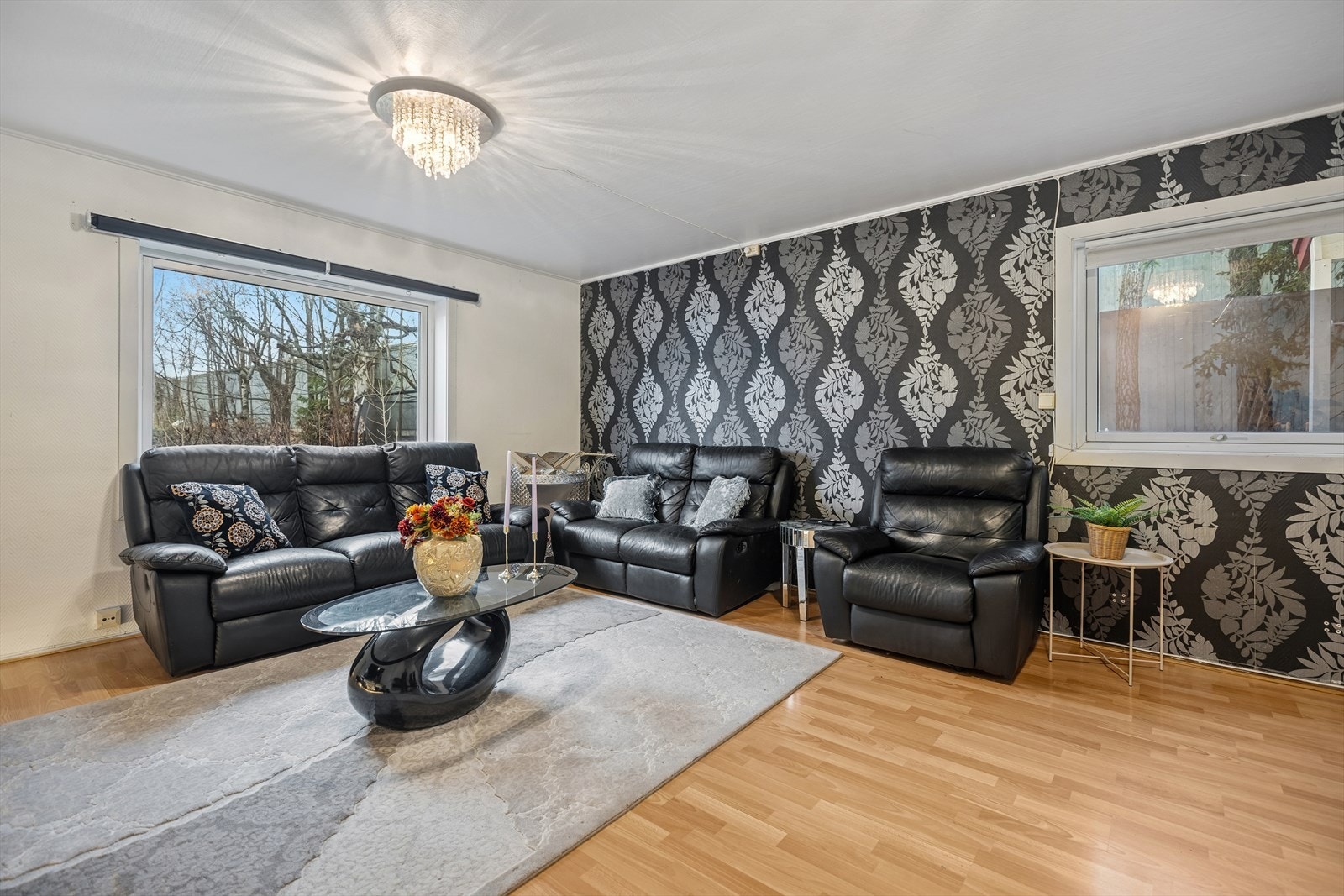 Stuens størrelse og utforming gjør den enkel å innrede. Galleribilde