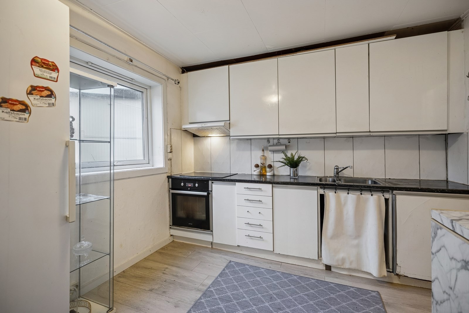 Boligen har behov for modernisering, men den gode planløsningen gir et solid utgangspunkt for å skape ditt drømmehjem. Galleribilde