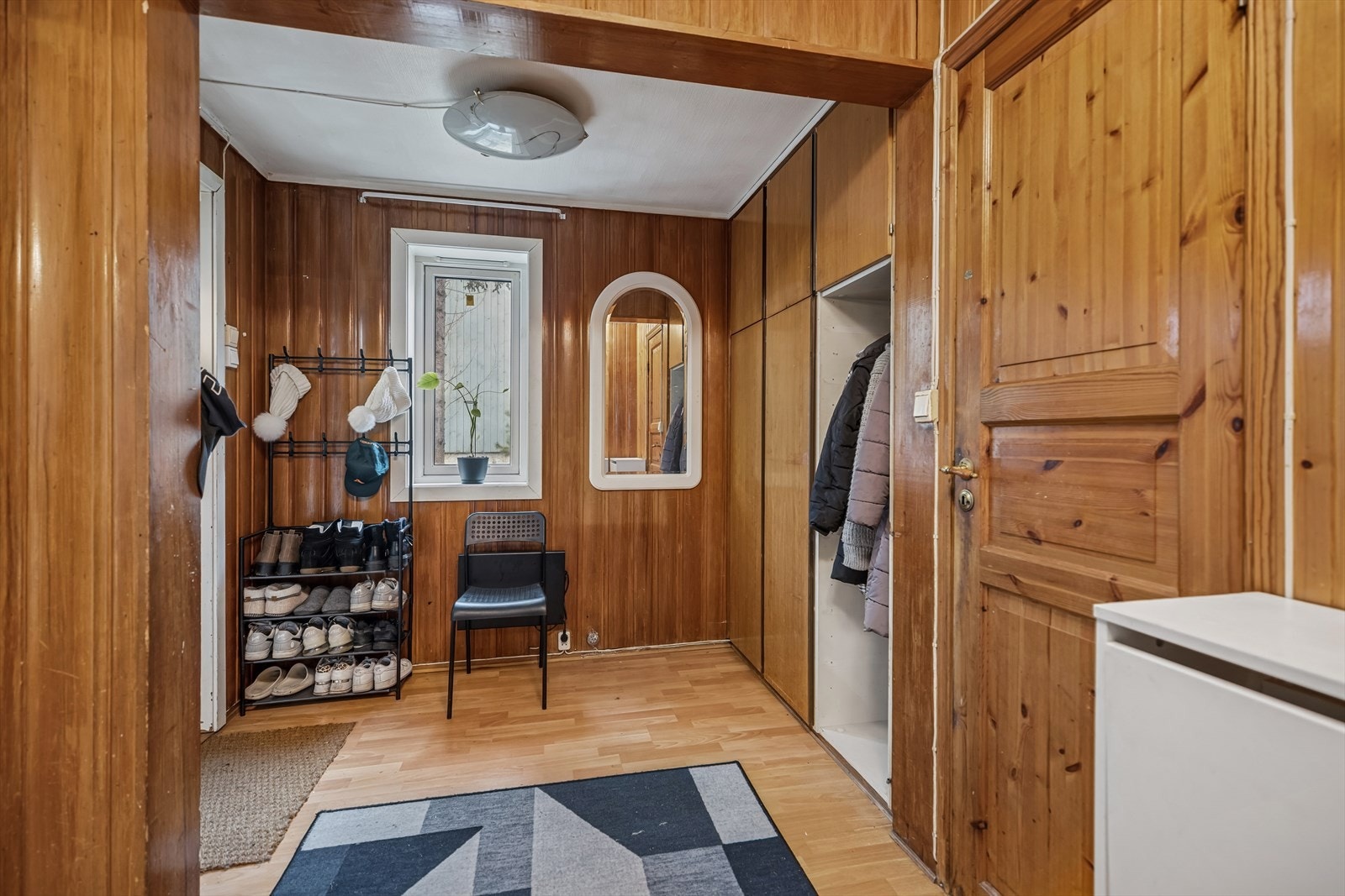 Romslig entré med gode oppbevaringsmuligheter. Galleribilde