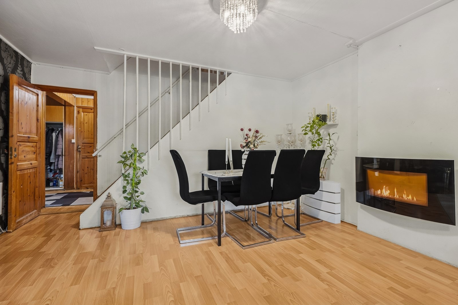 I hovedetasjen bidrar en peisovn til ekstra varme og hygge på kalde dager. Galleribilde