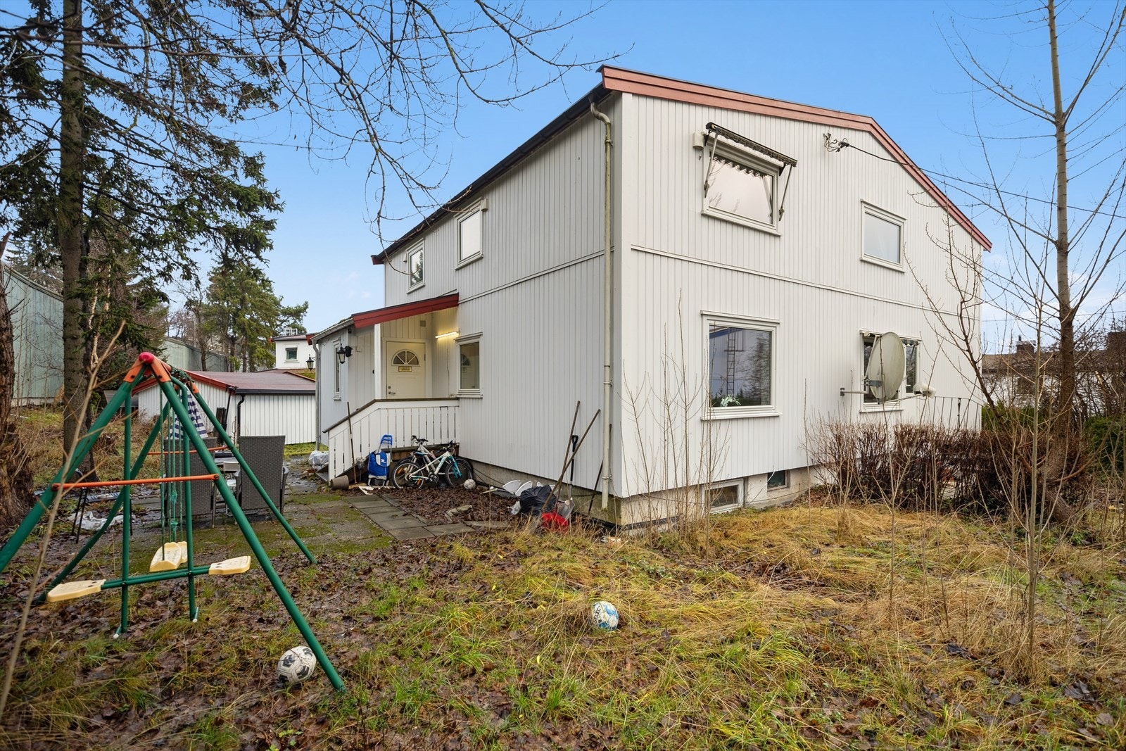 Romslig halvpart av tomannsbolig med attraktiv beliggenhet i barnevennlige omgivelser på Veitvet. Galleribilde