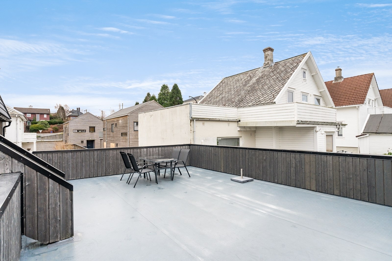 Den gode størrelsen byr på plass til ulik møblering og plass til å skape ulike soner. Galleribilde