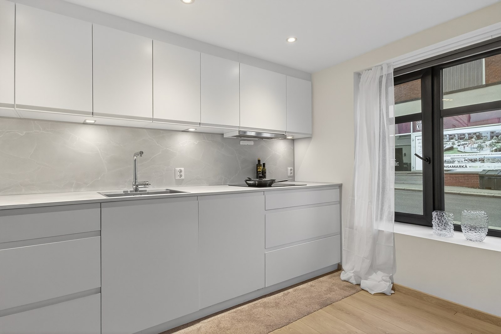 Kjøkkenet er godt utnyttet og har god skap- og benkeplass. Galleribilde