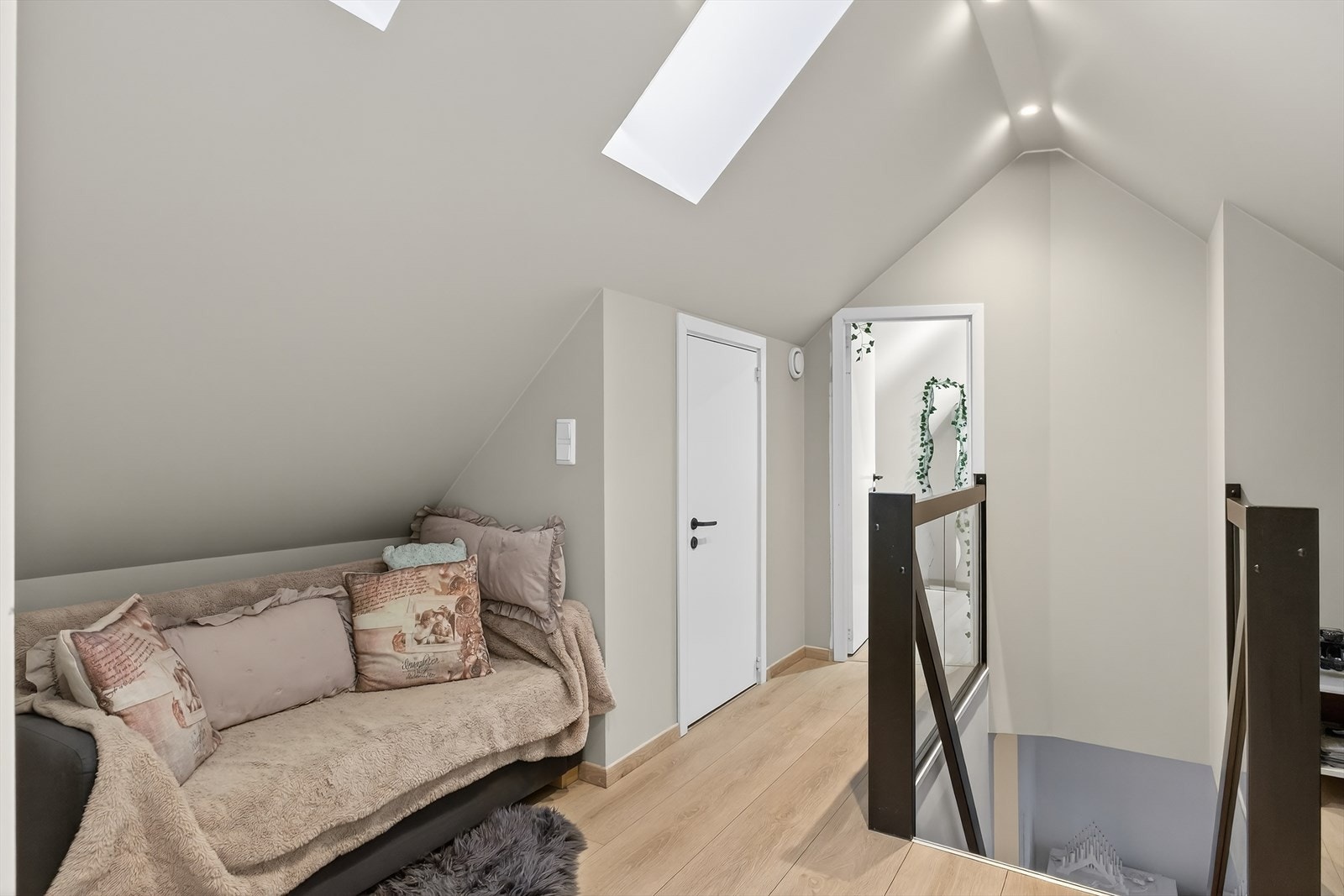 Loftet er innredet med loftstue/gang og to soverom, i tillegg til bod. Det gjøres oppmerksom på at innredning av oppholdsrom ikke er godkjent. Se punkt om ferdigattest i salgsoppgaven for mer informasjon. Galleribilde