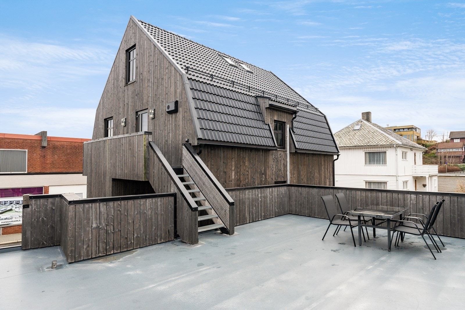 Boligen byr på en flott terrasse perfekt for sosiale sammenkomster og hyggelige stunder ute. Galleribilde