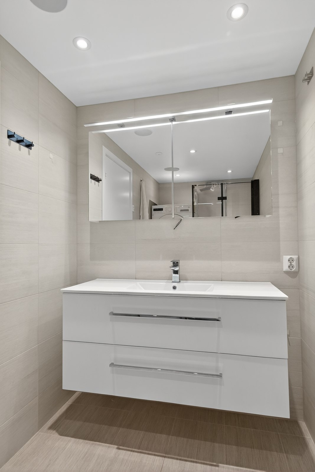 Stilrent, flislagt bad med moderne innredning. Galleribilde