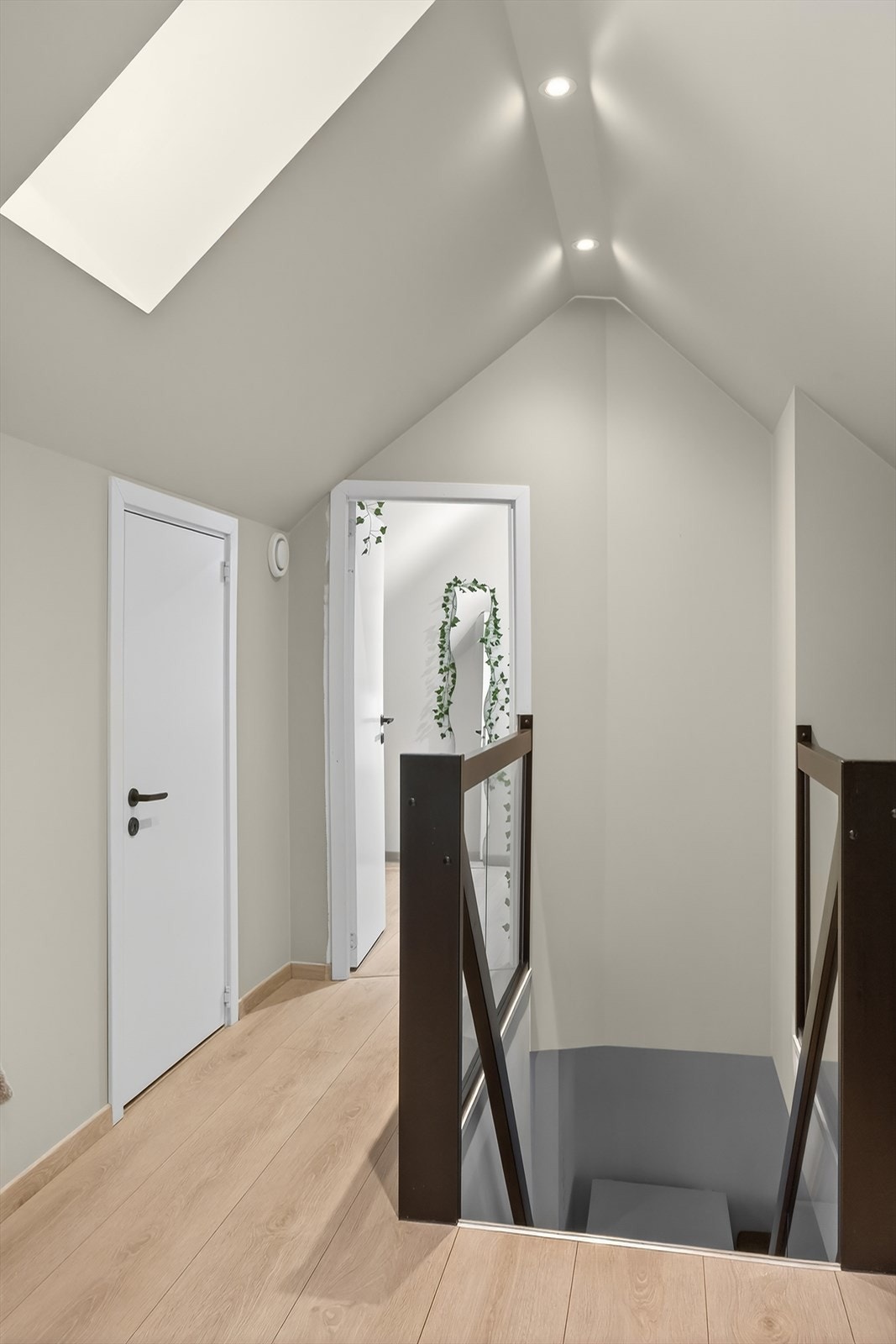 Loftet har takvinduer og gjennomgående lyse overflater. Galleribilde