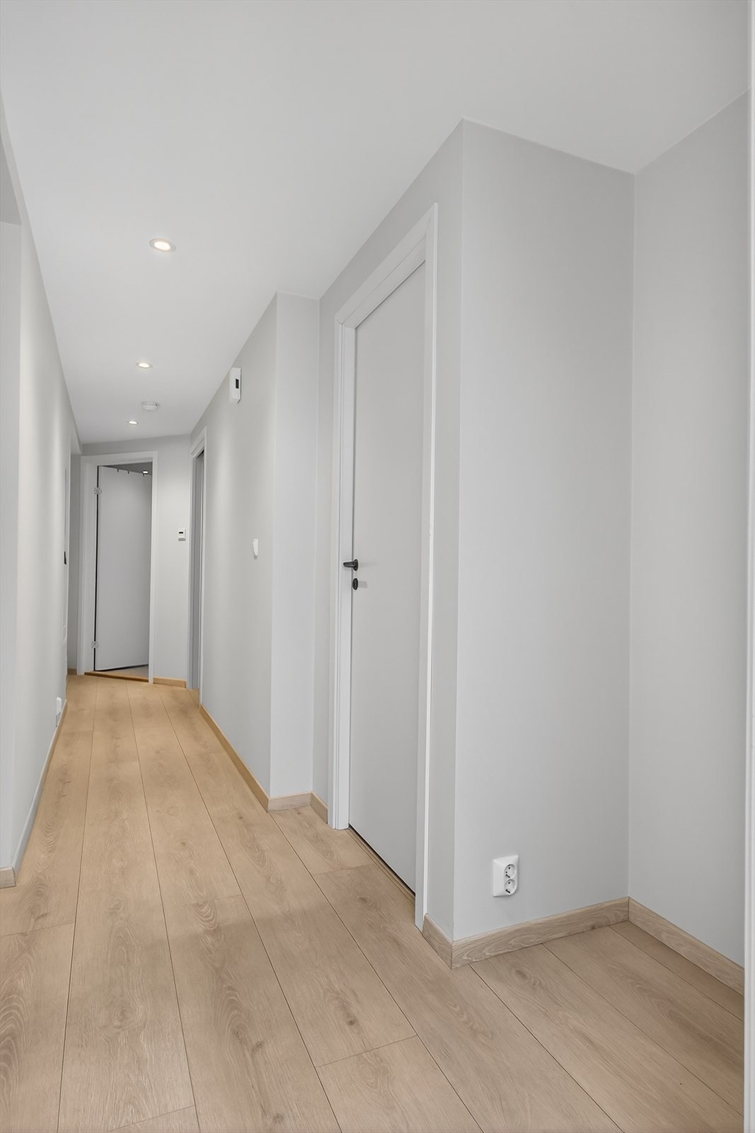 Lys og luftig gang med diskrete takspotter som tilfører en stilren finish. Galleribilde