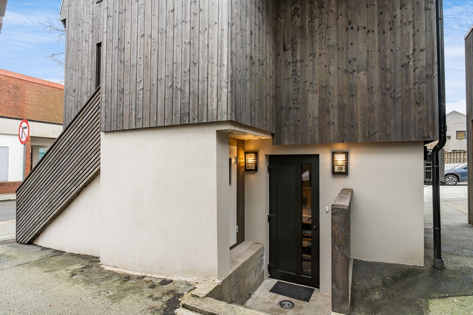 Inngangsparti til leiligheten i underetasjen. Galleribilde