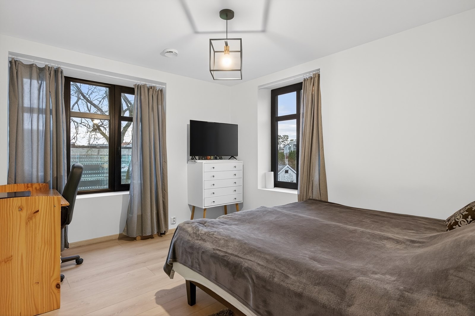 Romslig soverom med fleksible møbleringsmuligheter. Galleribilde