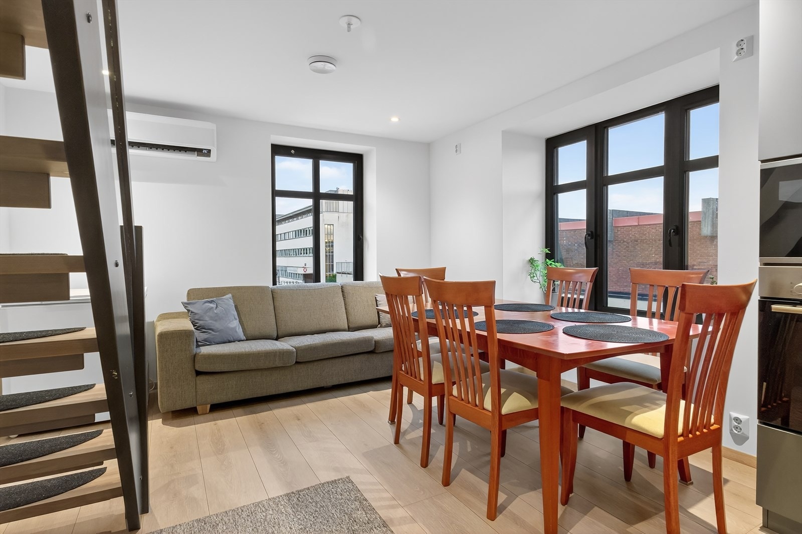 Leilighet i 3.etasje med tilhørende loftsetasje. Galleribilde