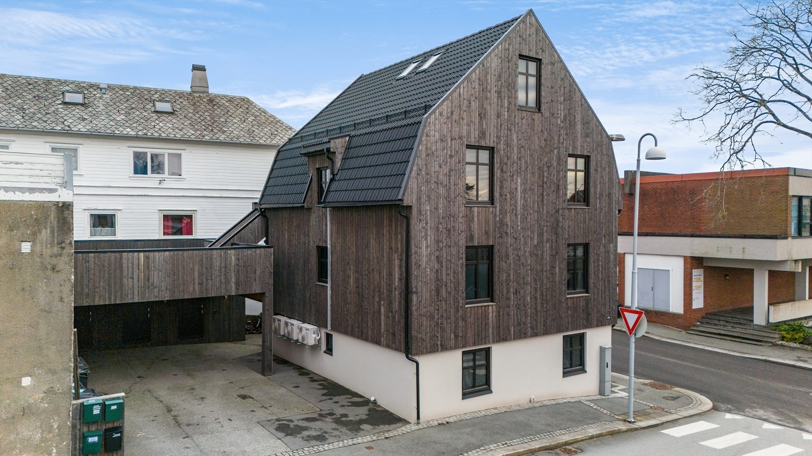 En unik og innholdsrik bolig med tre leiligheter og fleksible utleiemuligheter. Galleribilde