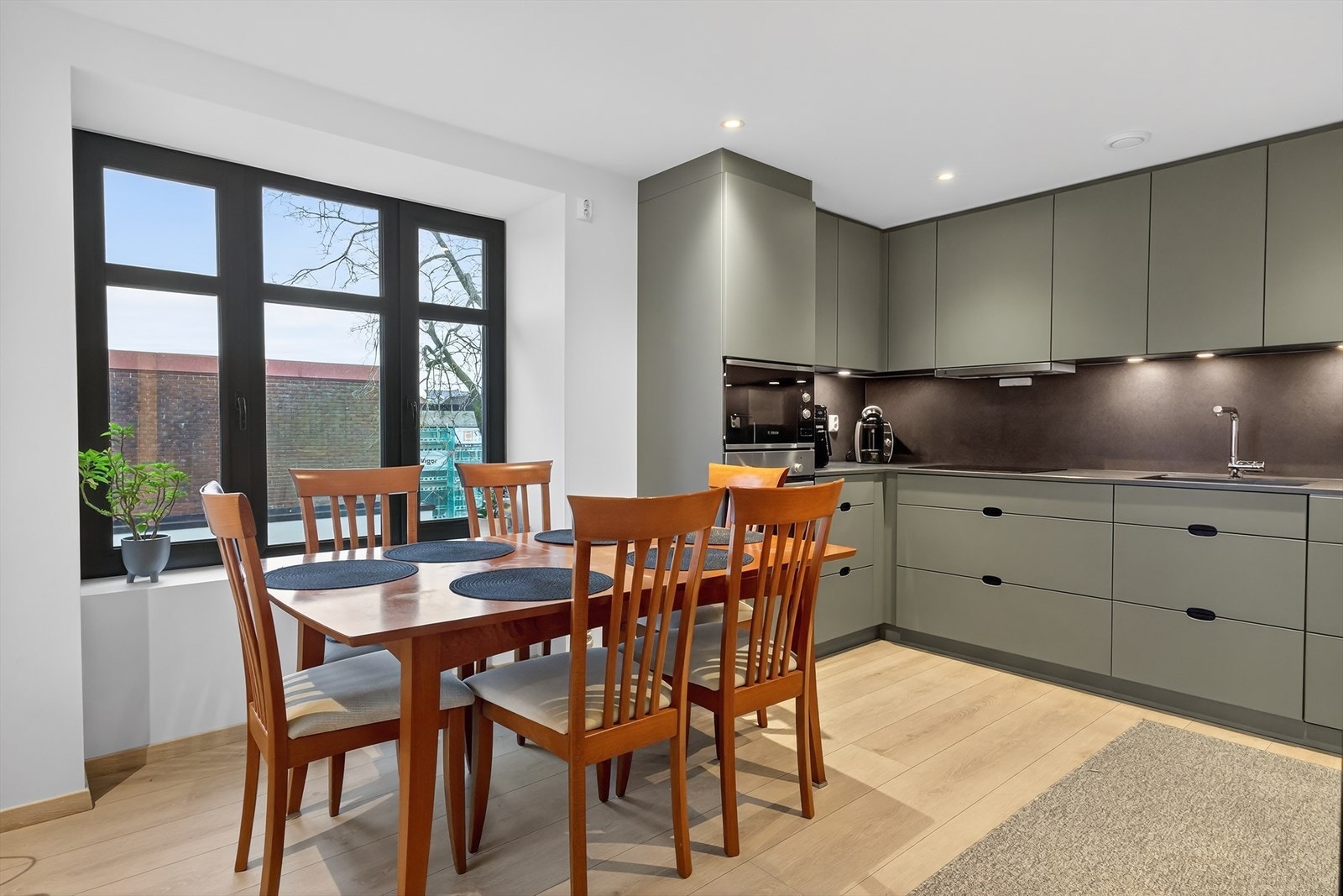 Rommet oppleves luftig og lyst grunnet den åpne løsningen, samt store vindusflater som slipper inn godt med dagslys. Galleribilde