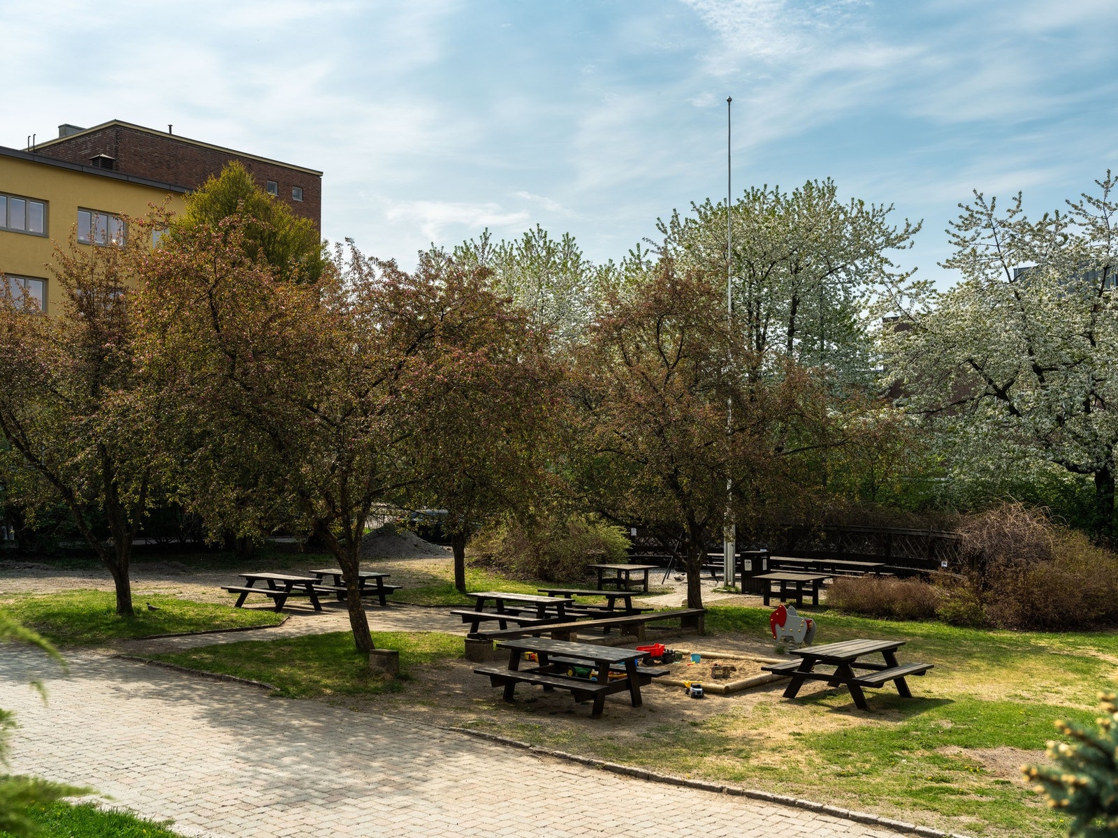 Forgården er åpen ut mot Hans Nielsen Hauges gate, med felles bålpanne, sandkasse, barneleker og grøntområder. Galleribilde