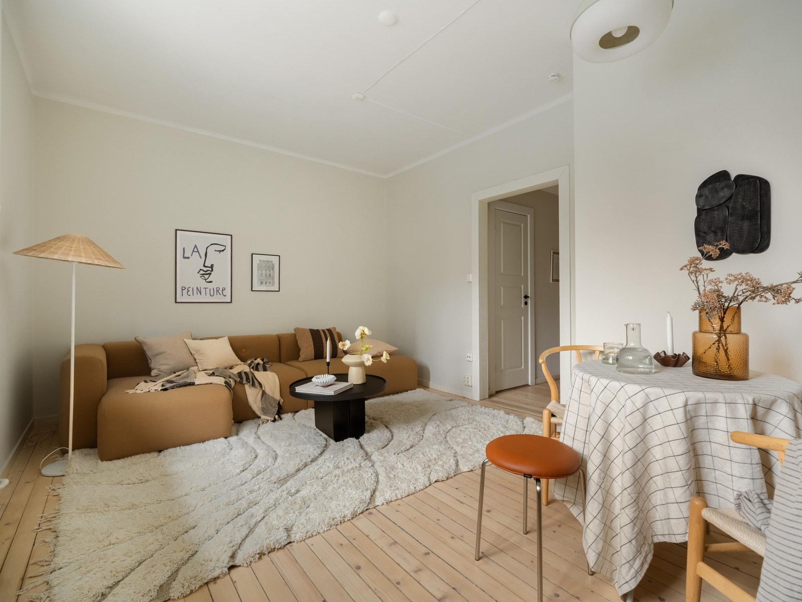 Stuen er det naturlige oppholdsrommet i leiligheten, og vender ut mot en rolig einveiskjørt gate. Galleribilde