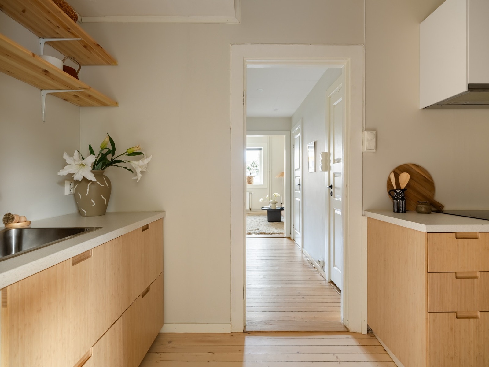 Kjøkkenet har naturlig overgang til entréen, som er romslig og gir et godt førsteinntrykk av leiligheten. Galleribilde