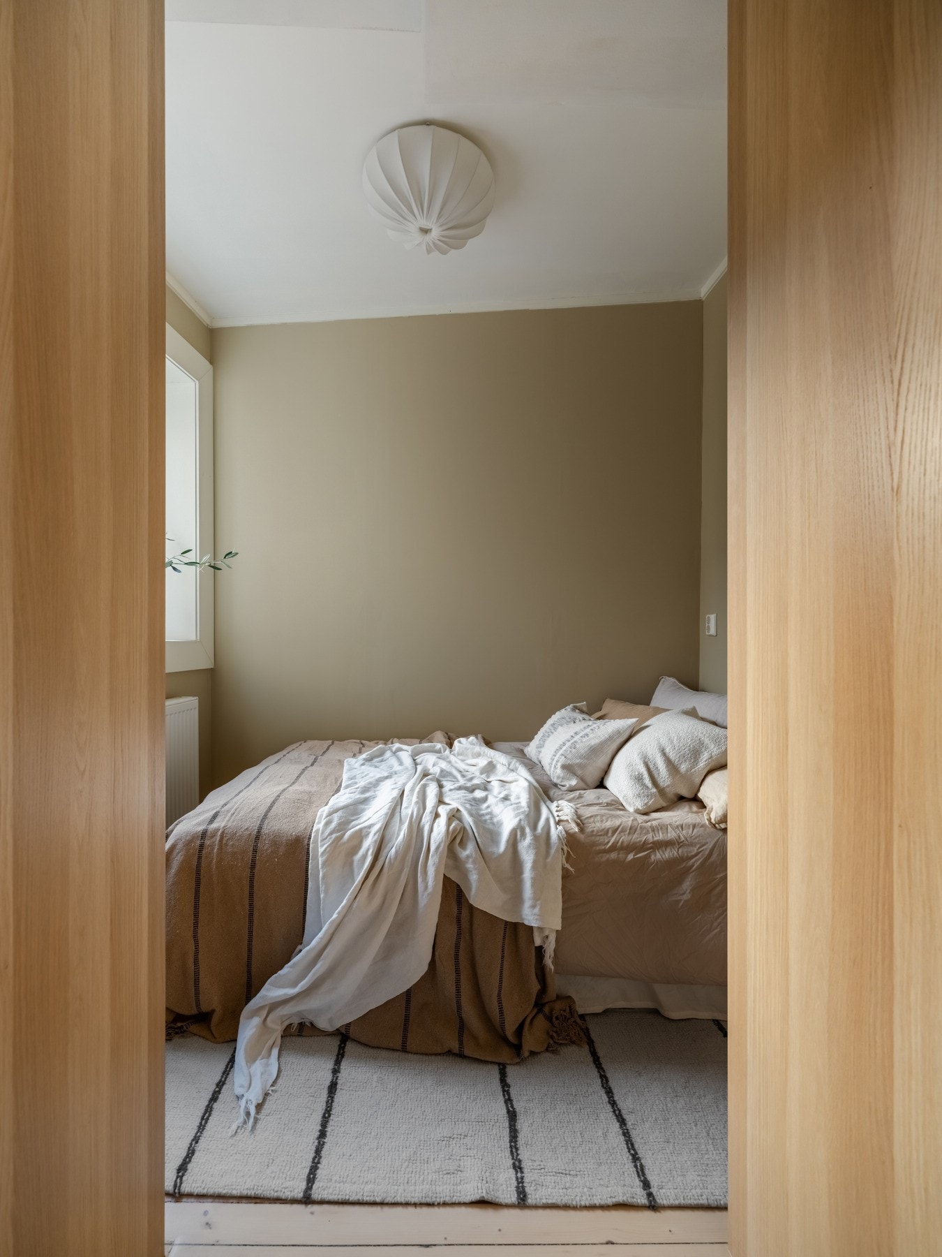 Soverommet vender inn mot den rolige og frodige bakgården. Galleribilde