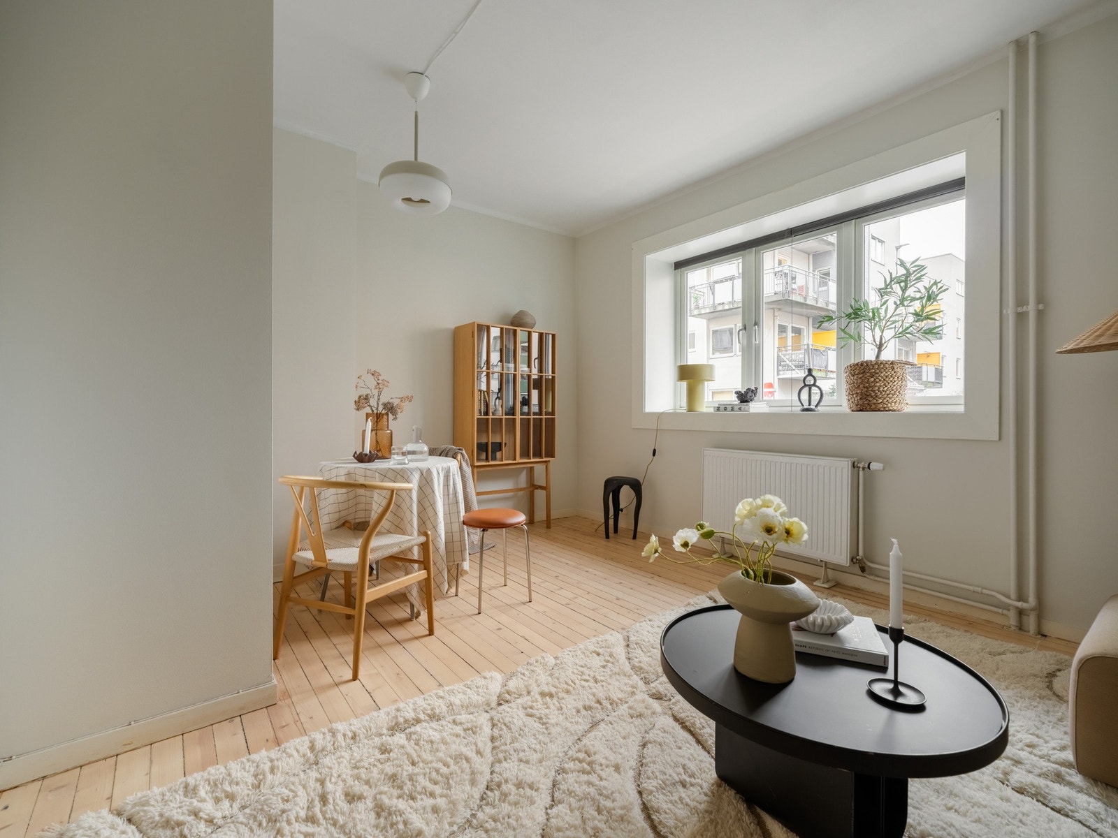 De store vindusflatene slipper inn rikelig med dagslys i rommet, og bidrar til en lys og luftig romfølelse. Galleribilde