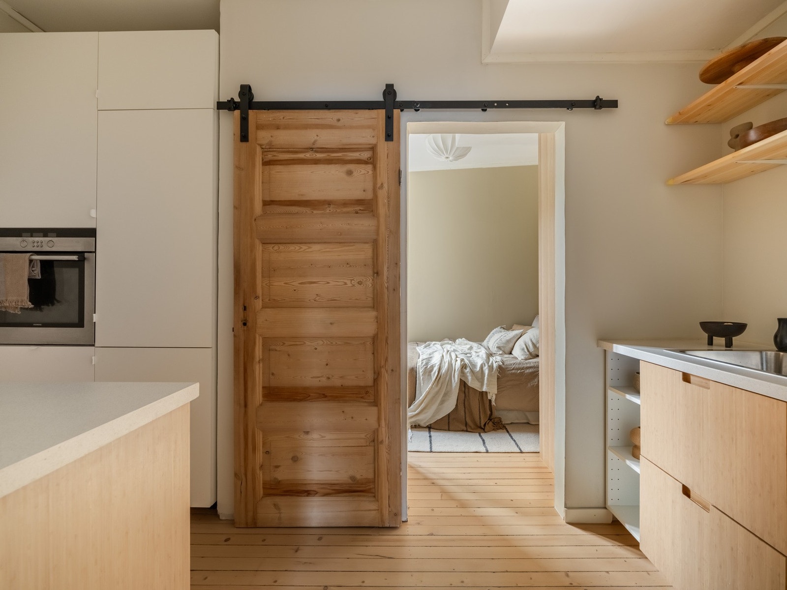 I motsatt ende av boligen finner vi kjøkkenet. Galleribilde