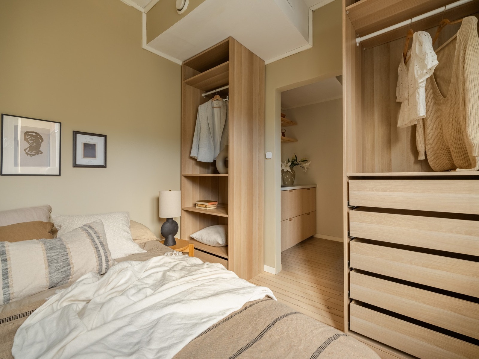 Her er det plass til både seng, nattbord og garderobeskap. Sistnevnte følger også med i salget. Galleribilde